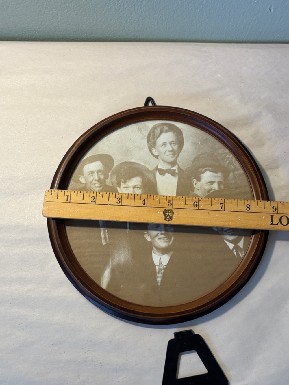 Round Hard Plastic Vintage Photo Frame - Picture 9 of 10